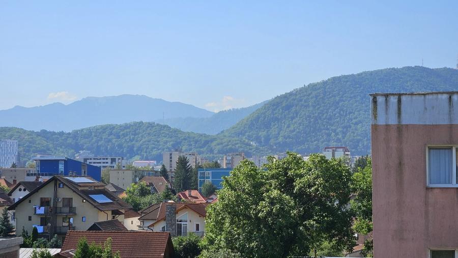 Apartament cu 3 camere decomandat în Tractorul