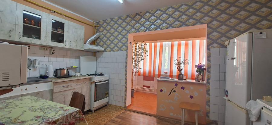 Apartament cu 3 camere decomandat în