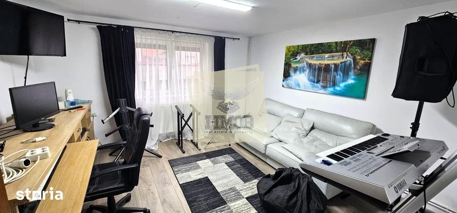 Casă cu 10 camere cu Teren 1195 Mp în Roșia