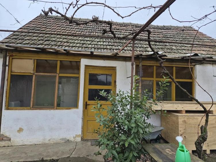 Casă cu 2 camere cu Teren 830 Mp în Central