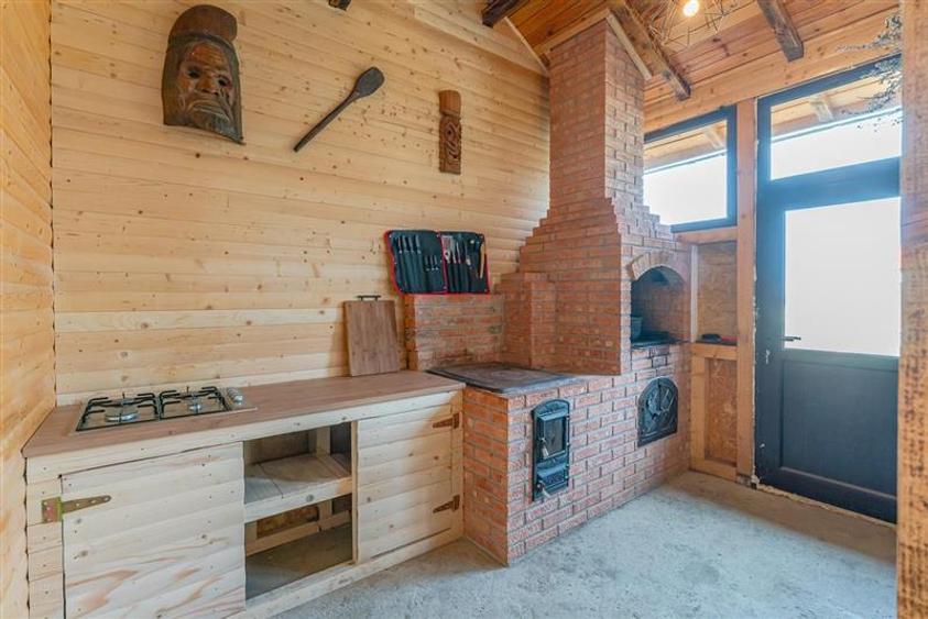 Casă individuală cu 8 camere cu Teren 1100 Mp în Bran