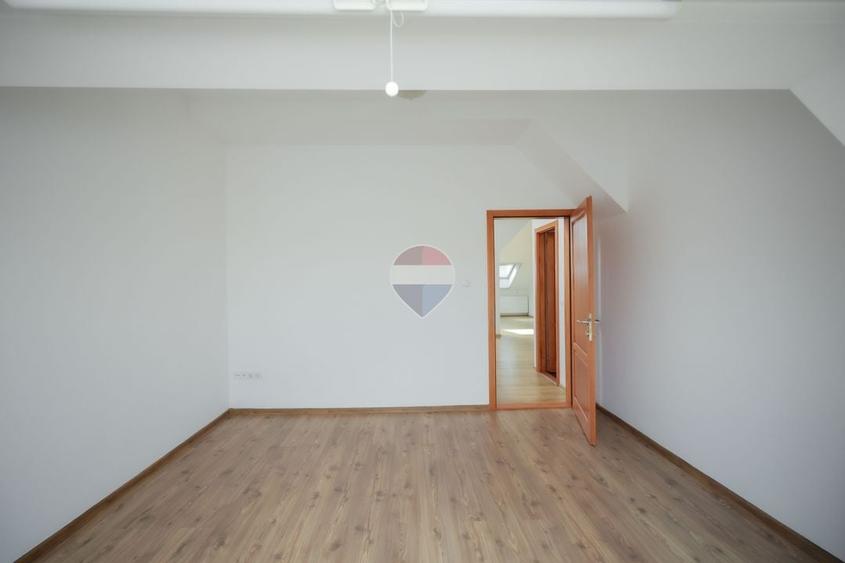 Penthouse cu 4 camere decomandat, mobilat în Nufărul