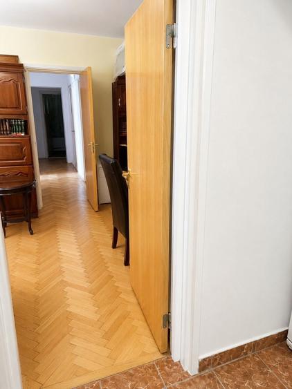 Apartament cu 4 camere semidecomandat în Titan