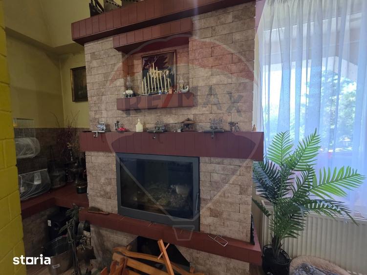 Casă cu 8 camere cu Teren 4534 Mp în Central