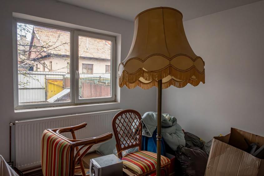 Casă cu 3 camere cu Teren 400 Mp în Comănești
