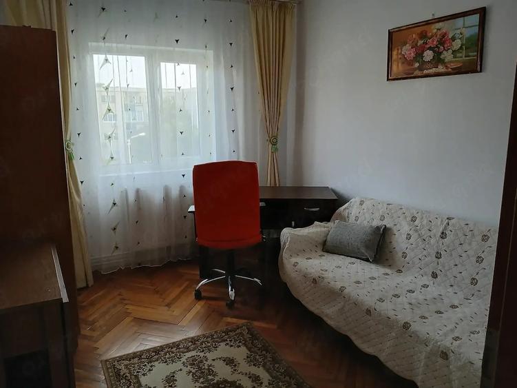 Apartament cu 3 camere decomandat în Girocului