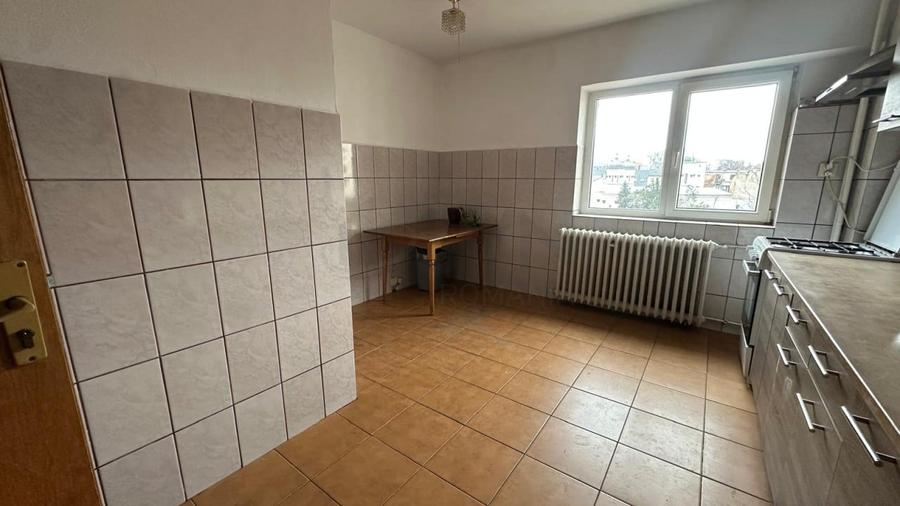 Apartament cu 5 camere decomandat în P-ța Unirii