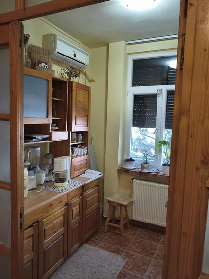 Apartament cu 3 camere semidecomandat, mobilat în Central