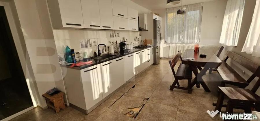 Casă cu 5 camere cu Teren 1300 Mp în Valea
