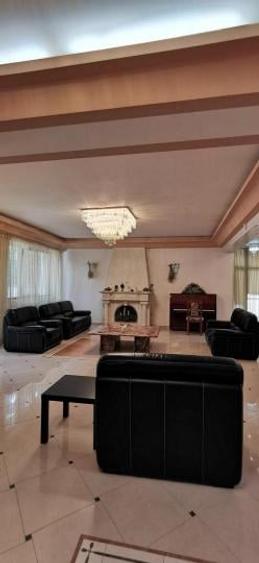 Casă cu 4 camere cu Teren 1000 Mp în Băneasa