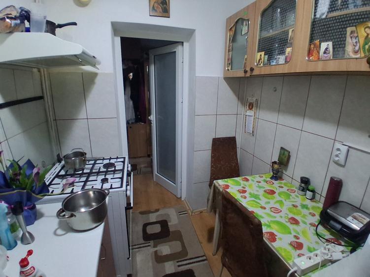 Apartament cu 3 camere semidecomandat, mobilat în Păcurari