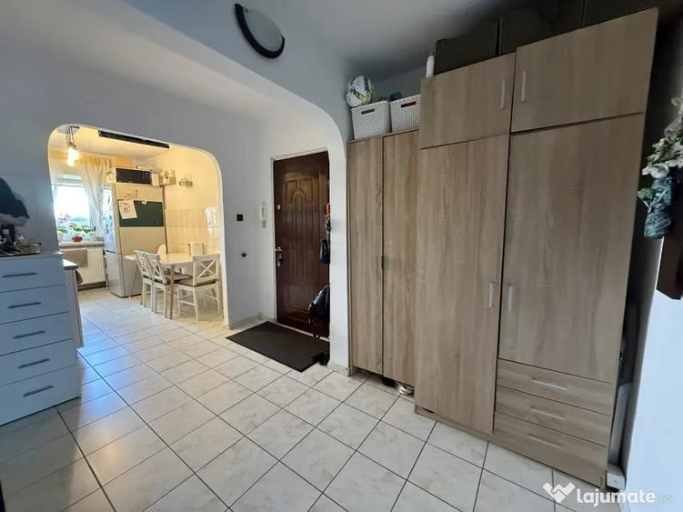 Apartament cu 3 camere decomandat în Lipovei