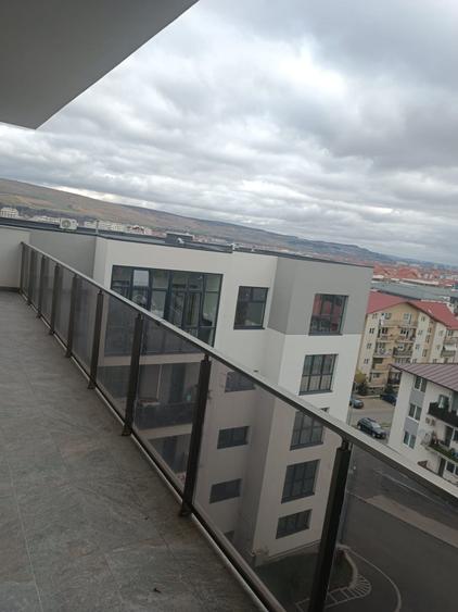 Apartament cu 2 camere semidecomandat, mobilat în Florești