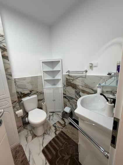 Apartament cu 3 camere semidecomandat, mobilat în Florești