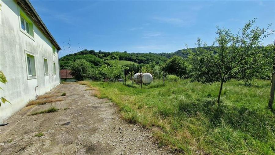 Casă individuală cu 8 camere cu Teren 500 Mp în Vest