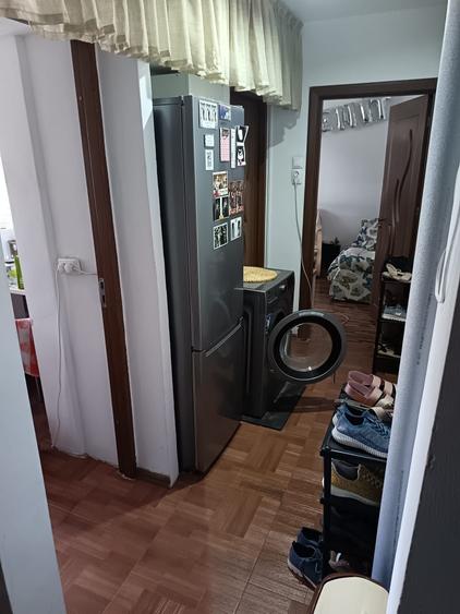 Apartament cu 3 camere semidecomandat în Craiovița Nouă