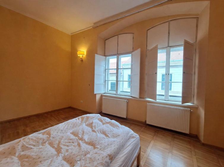 Apartament cu 3 camere semidecomandat, mobilat în Central