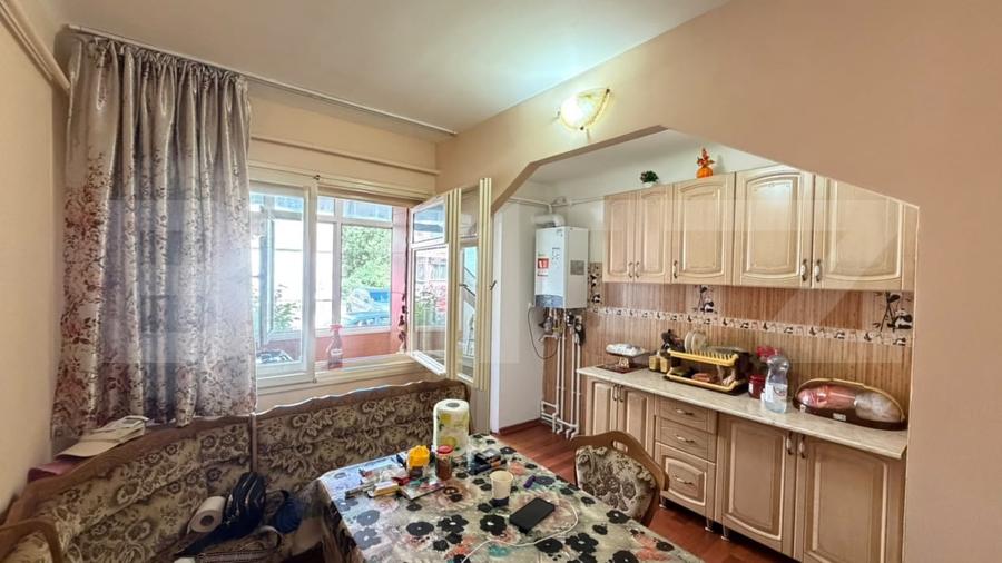 Apartament cu 3 camere semidecomandat, mobilat în Craiovița Nouă