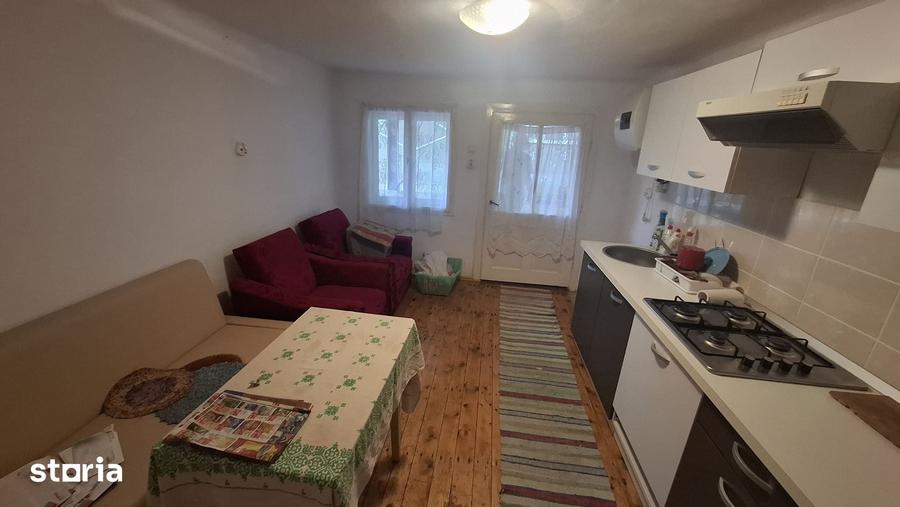 Casă cu 5 camere cu Teren 1088 Mp în Central