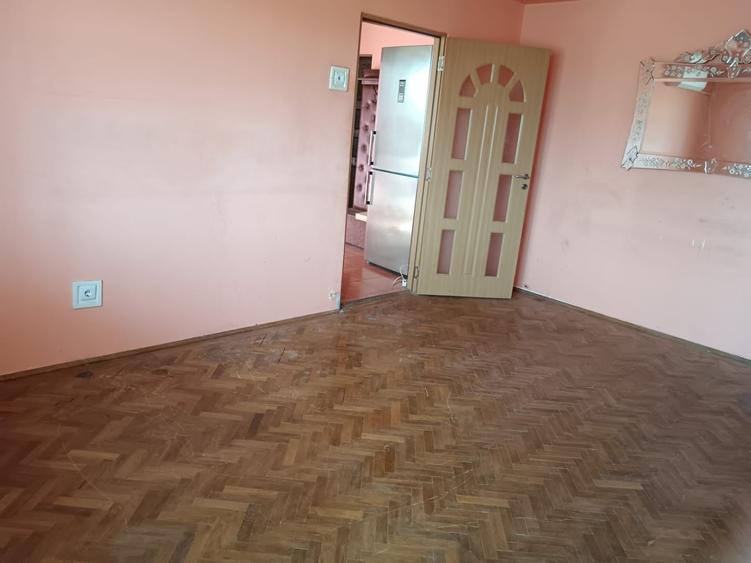 Apartament cu 3 camere semidecomandat în Calea Severinului