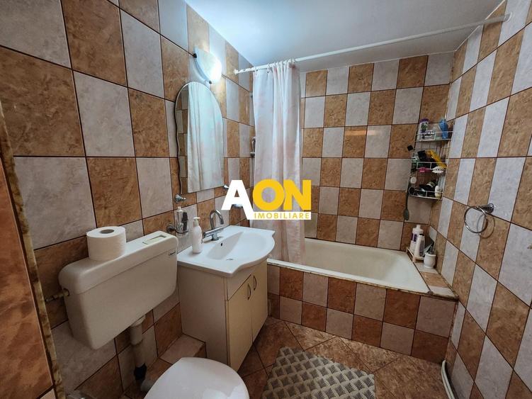 Apartament cu 4 camere decomandat în Cetate