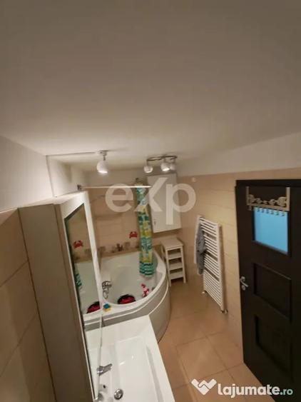 Apartament cu 3 camere decomandat în Tractorul