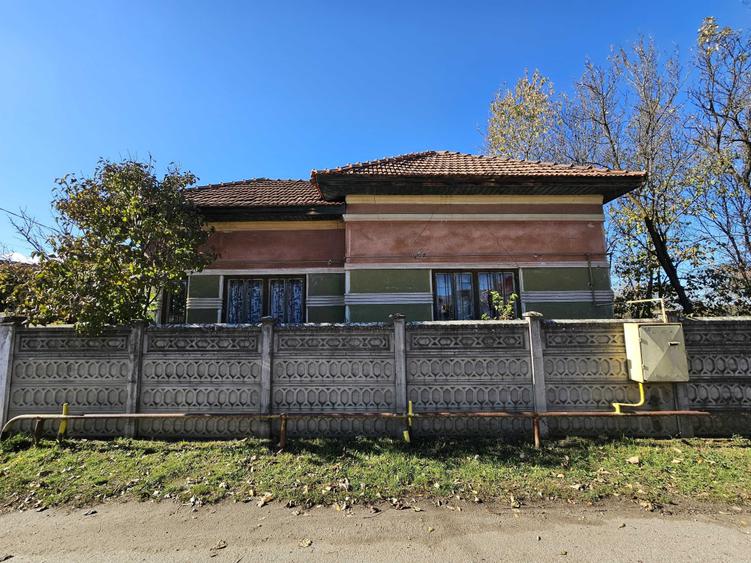 Casă cu 3 camere cu Teren 10450 Mp în Petreni