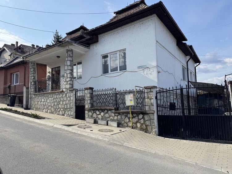 Casă cu 4 camere în Central