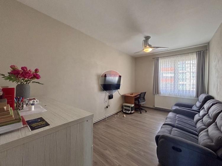 Casă individuală cu 9 camere cu Teren 373 Mp în Lazaret