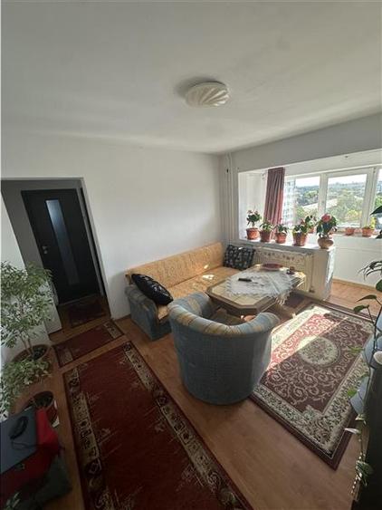 Apartament cu 3 camere semidecomandat în Circumvalațiunii