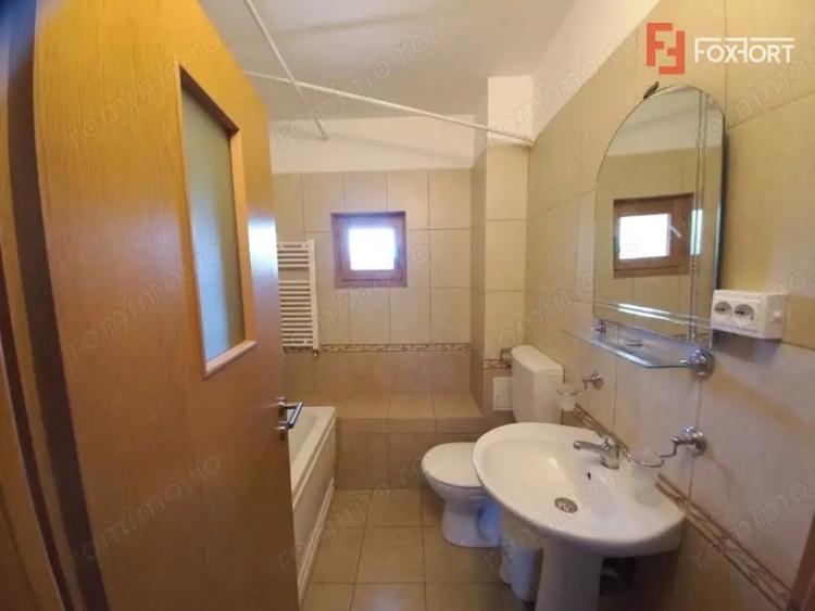 Casă cu 8 camere cu Teren 225 Mp în Ghiroda