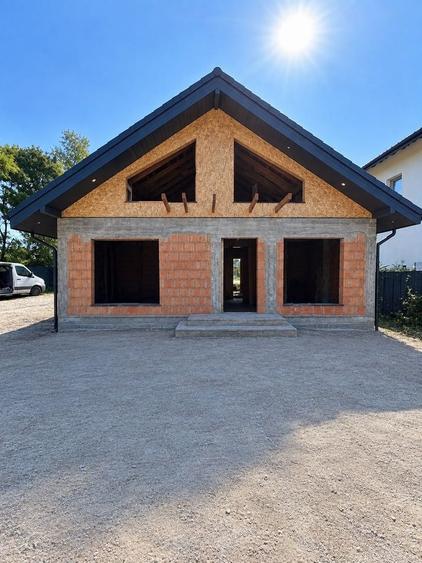Casă individuală cu 4 camere cu Canalizare în Cornu de Jos (Cornu)