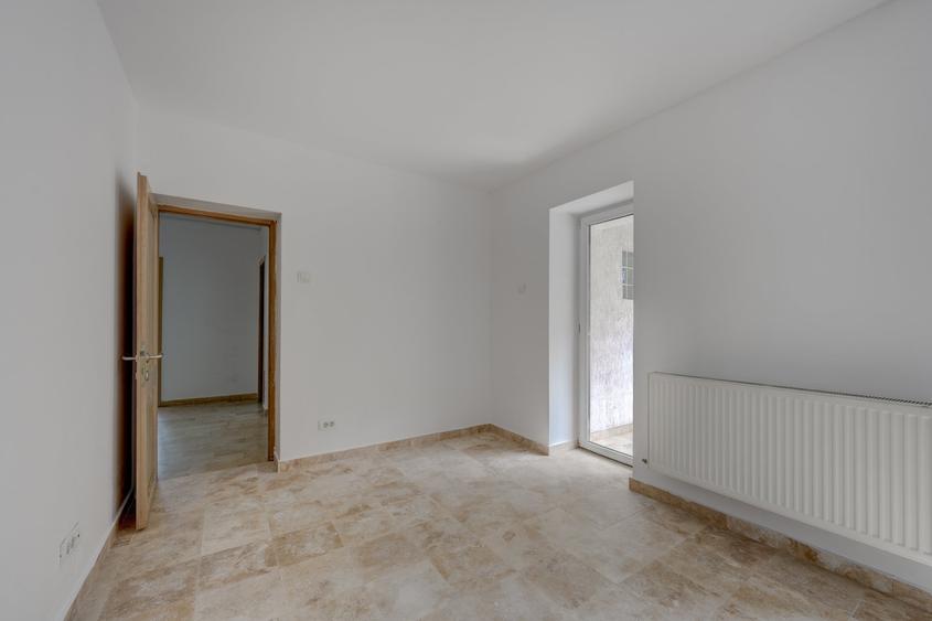 Apartament cu 3 camere decomandat în Drumul Sării
