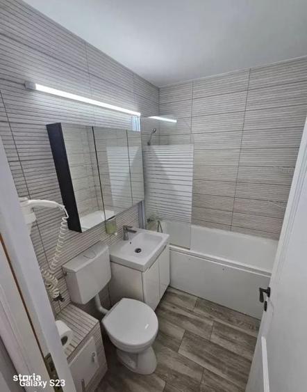 Apartament cu 3 camere decomandat în Est
