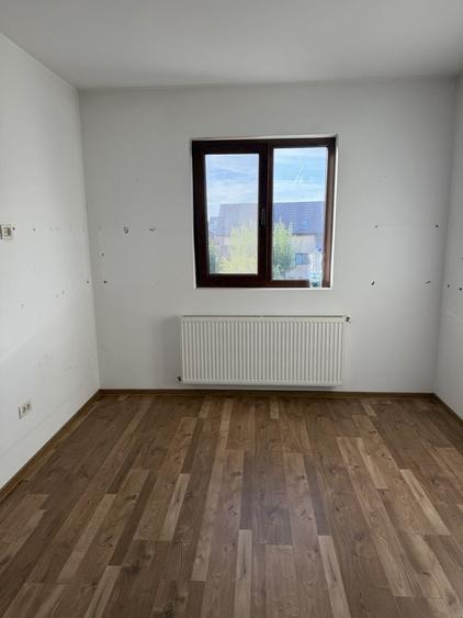Casă cu 4 camere cu Teren 350 Mp în Dumbrăvița