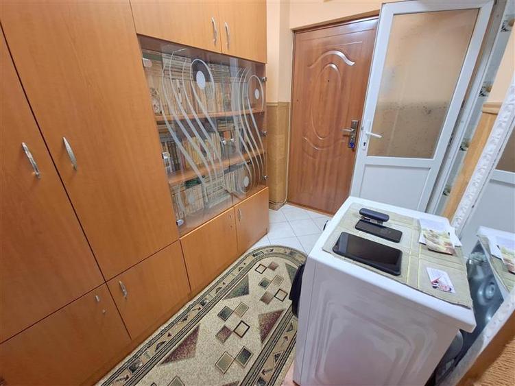 Apartament cu 2 camere nedecomandat, mobilat în 9 Mai