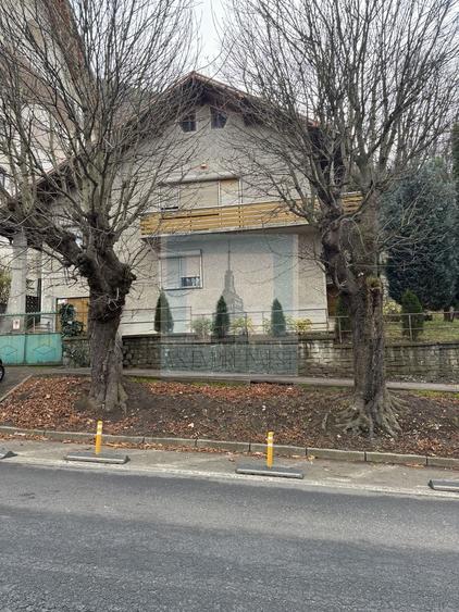 Casă individuală cu 6 camere cu Canalizare în Centrul Istoric