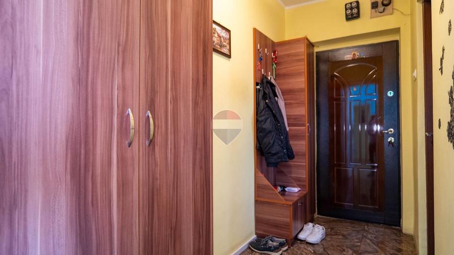 Apartament cu 3 camere semidecomandat, mobilat în Ștefan cel Mare