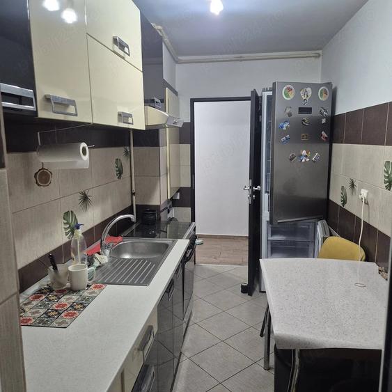 Apartament cu 3 camere decomandat în Astra