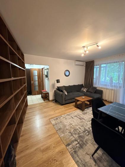 Apartament cu 3 camere semidecomandat în Drumul Taberei