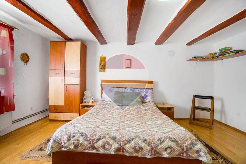 Casă individuală cu 6 camere cu Teren 2794 Mp în Bunești