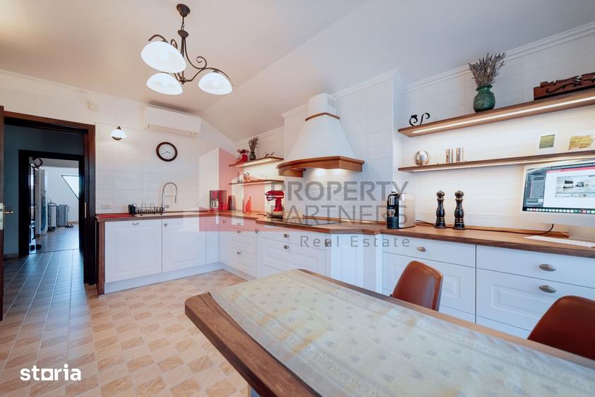 Casă cu 7 camere cu Teren 1250 Mp în IAR