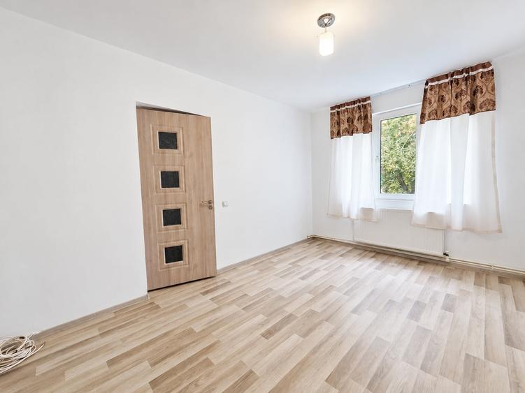 Apartament cu 3 camere semidecomandat în Micro 19