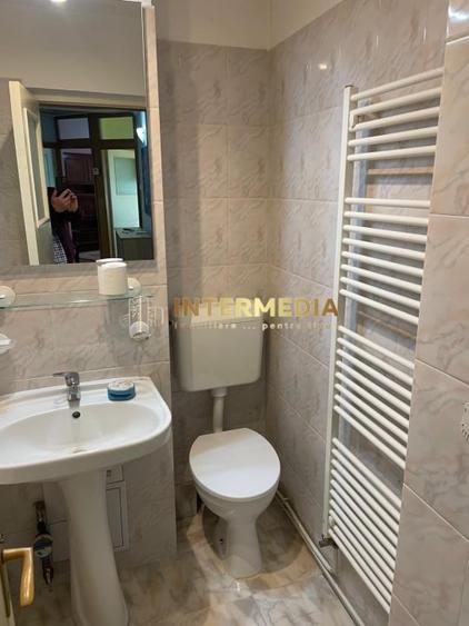 Apartament cu 4 camere decomandat în Cetate
