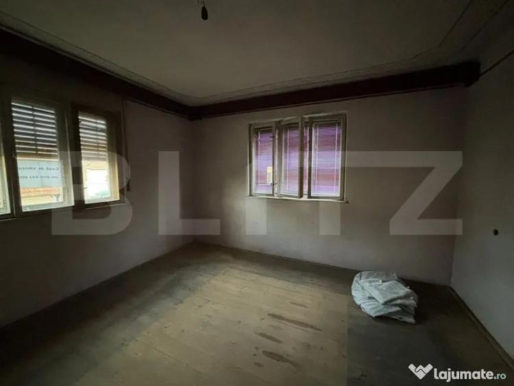Casa cu anexe si gradina. - 2