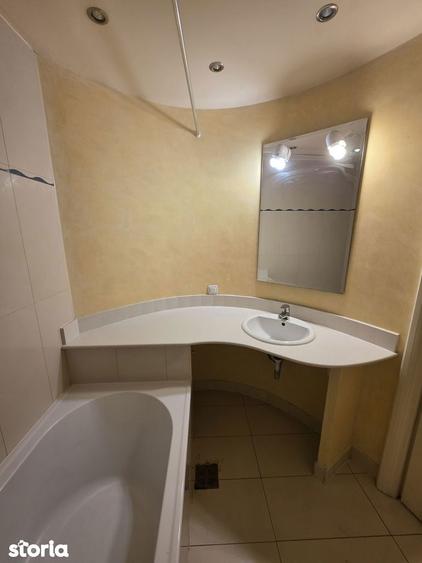 Apartament cu 2 camere decomandat în P-ța Victoriei