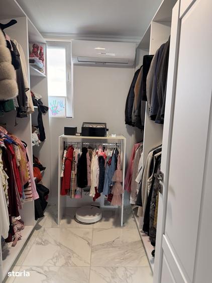 Casă cu 10 camere cu Teren 430 Mp în Sântandrei