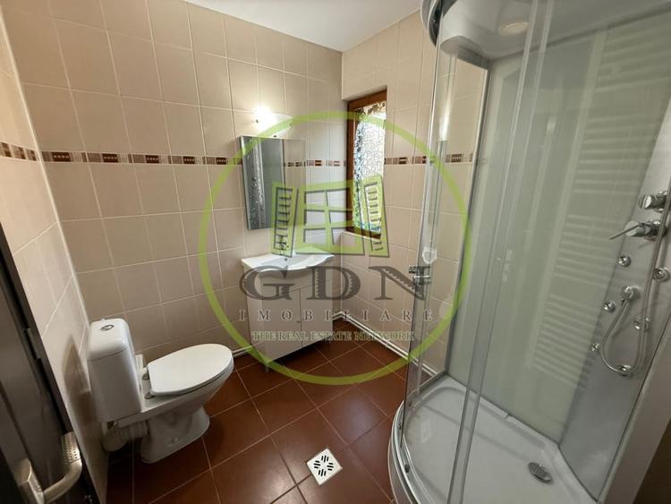 Casă individuală cu 4 camere cu Canalizare în Rovine