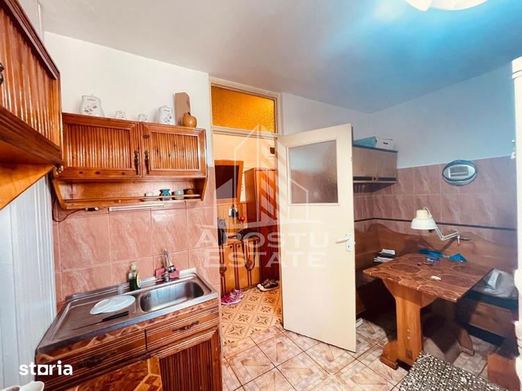 Apartament cu 2 camere semidecomandat, mobilat în Pârneava