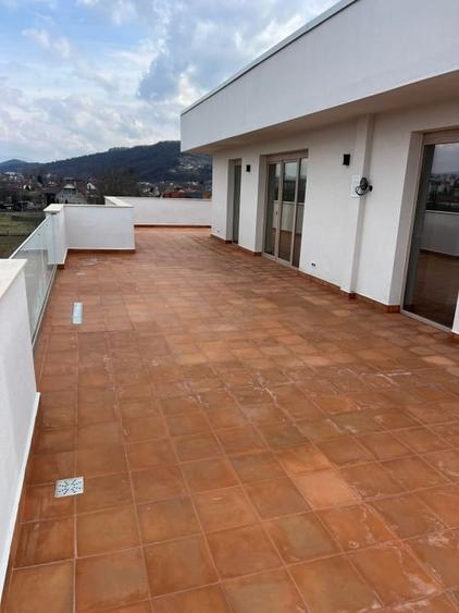 Penthouse cu 2 camere decomandat în Independenței